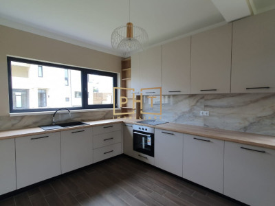 Casa de inchiriat cu 4 camere, 139 mp, Dezmir!
