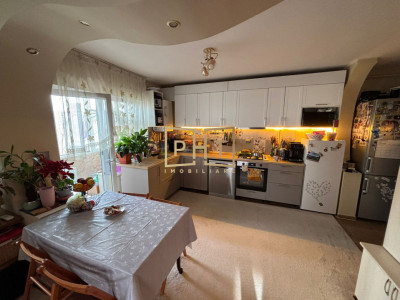 Apartament de vanzare, 3 camere, 64 mp, zona Sesul de Sus!